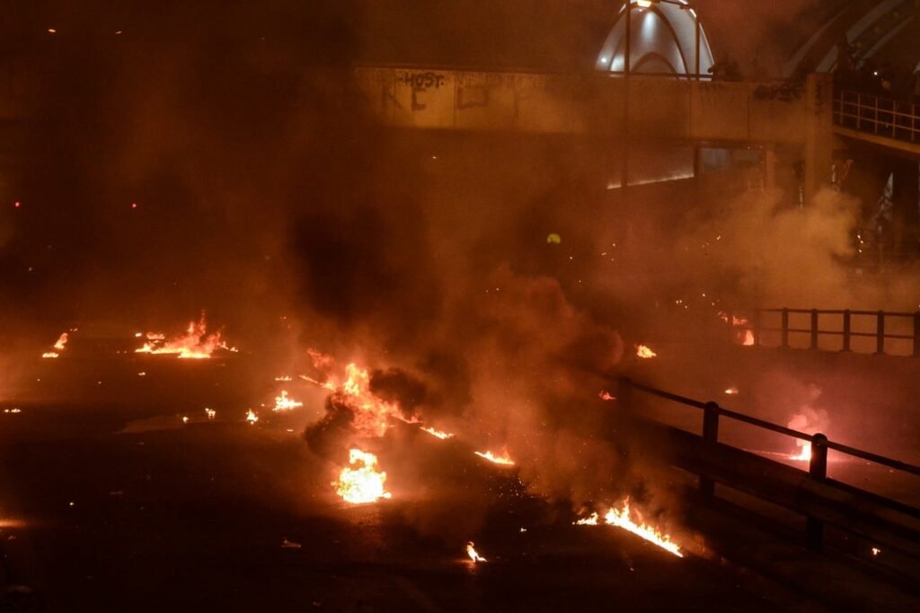 Η Ελληνική Αστυνομία Σχολιάζει Με Ανάρτηση Στα Social Media Την Επιτυχία Στο «Έθιμο» Με Τις Μολότοφ Στον Νέο Κόσμο: «Ίδιος Δρόμος, Άλλη Πραγματικότητα»