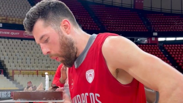 Μια Τούρτα-Έκπληξη Γέμισε Διάθεση Γιορτής την Προπόνηση του Ολυμπιακού για τα Γενέθλια του Άλεκ Πίτερς (Βίντεο)