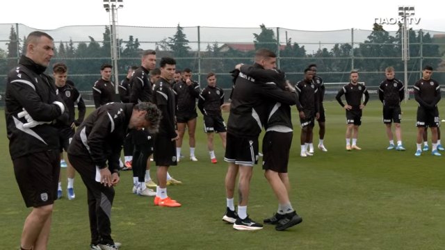 ΠΑΟΚ: Η Συγκινητική Υποδοχή του Λουτσέσκου από τους Παίκτες μετά την Απώλεια του Πατέρα του (Βίντεο)