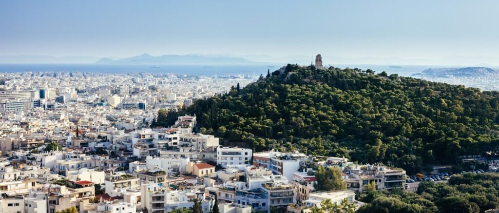 Αγορά Ακινήτων: Γιατί η Ελλάδα Αναδεικνύεται σε Γεωπολιτικό «Ασφαλές Καταφύγιο» του Πολυτελούς Real Estate, Με Αποδόσεις 3,5% – 5,5% Το 2026