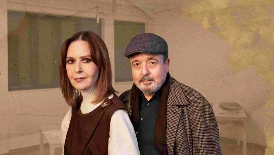 Ο «Αρχιμάστορας Σόλνες» του Ίψεν στο Υπόγειο του Θεάτρου Τέχνης: Μια Συναρπαστική Ματιά στην Ανθρώπινη Φιλοδοξία