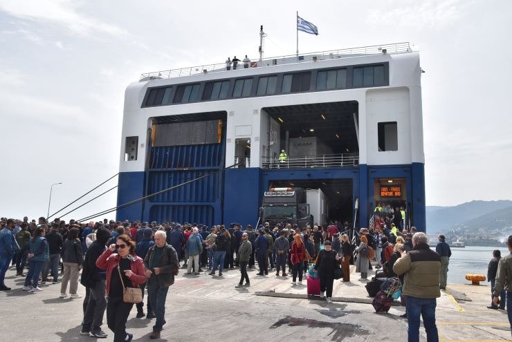 Μυτιλήνη: Κτηνοτρόφοι αποκλείουν φορτηγά στο λιμάνι – Εγκλωβισμένα οχήματα και εμπορεύματα