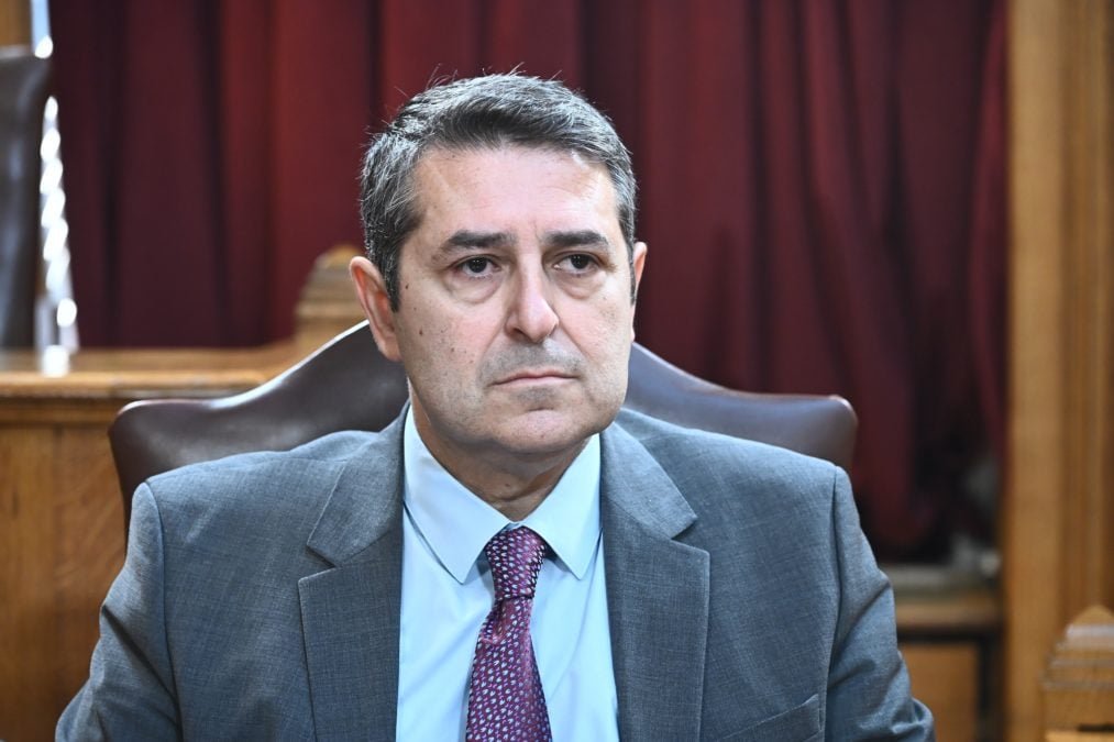 Ιατρικό Ανακοινωθέν για τον Υφυπουργό Γεώργιο Μυλωνάκη: Σοβαρή αλλά Ελεγχόμενη η Κατάστασή του μετά από Λιποθυμικό Επεισόδιο