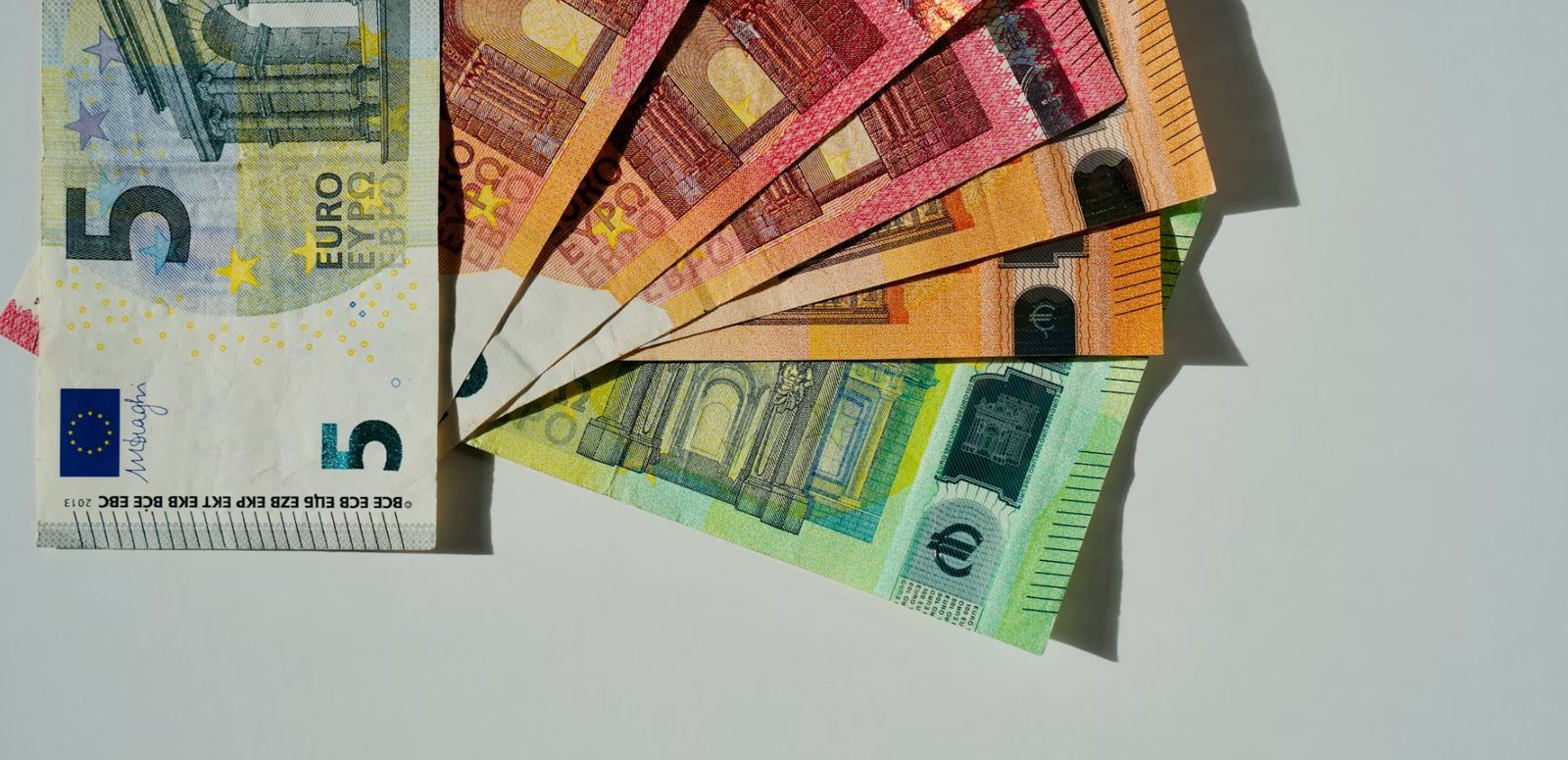 Bloomberg: Ελλάδα με πλεόνασμα 4,9% το 2025 – Ανοίγει ο δρόμος για νέα μέτρα στήριξης