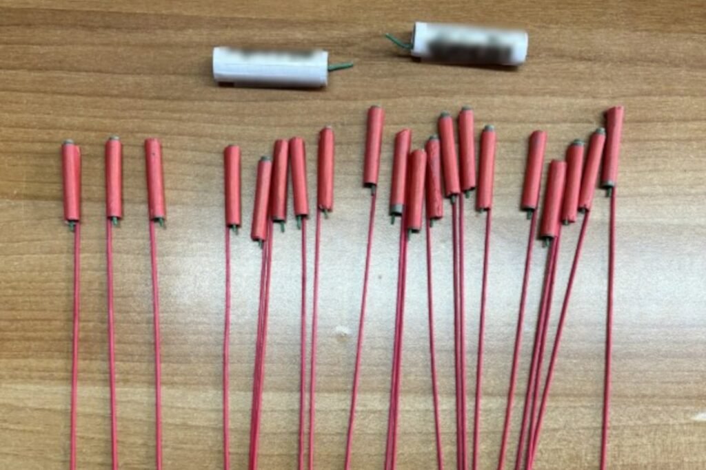 Στη Νίκαια, 14χρονος συνελήφθη για κατοχή πυροτεχνήματος, μαζί του και ο γονέας του και ο 42χρονος προμηθευτής