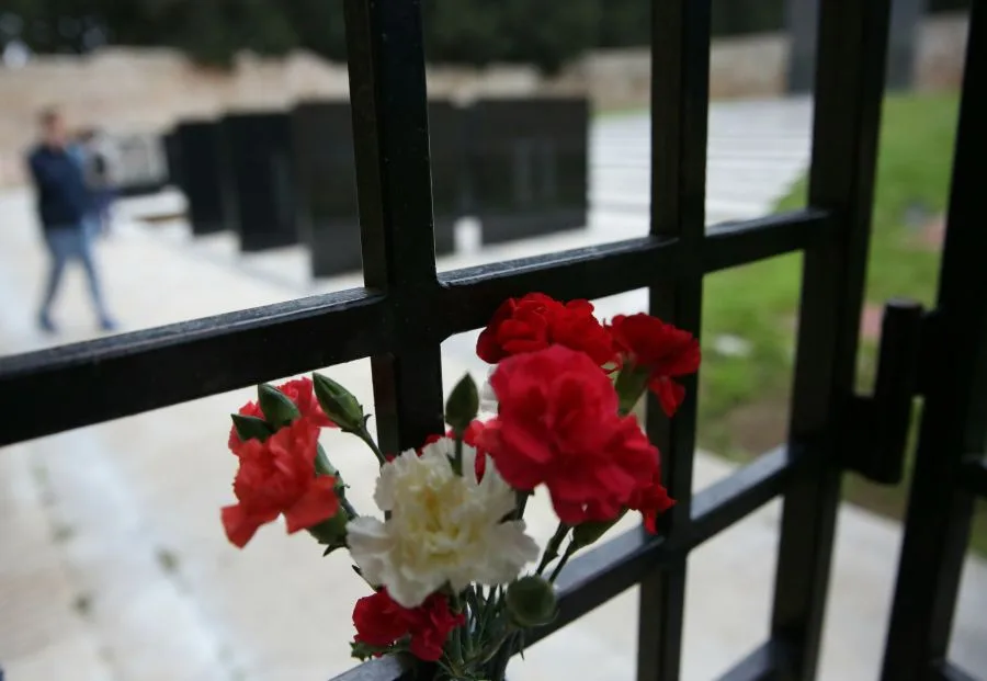 Μεγάλη Πολιτική-Πολιτιστική Εκδήλωση του ΚΚΕ στο Σκοπευτήριο της Καισαριανής: Τιμή στους 200 Κομμουνιστές, με Καλλιτεχνική Επιμέλεια Γιώργου Νταλάρα