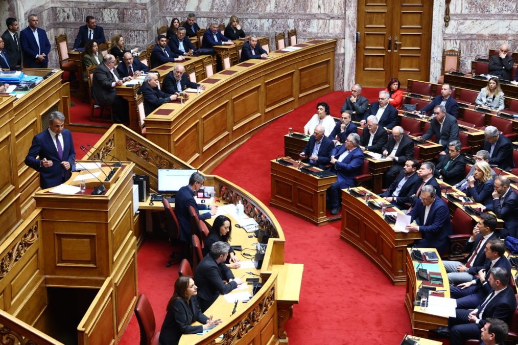 Σφοδρή Σύγκρουση στη Βουλή: Οικονομικά Σκάνδαλα, Παρακολουθήσεις και Εκλογικές Προοπτικές στο Επίκεντρο