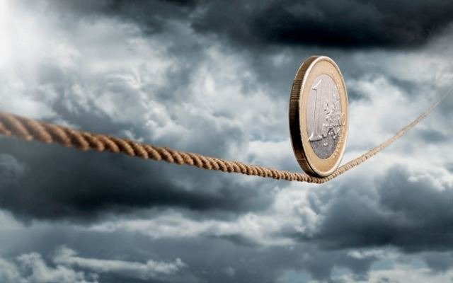 Η Χαμηλή Αποταμίευση Βραχυκυκλώνει την Ελληνική Οικονομία, Ενώ το Εισόδημα Διυλίζεται στο Εξωτερικό