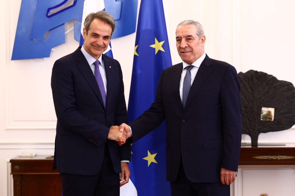 Συνάντηση Μητσοτάκη με τον Χουσεΐν Αλ-Σέιχ – «Πολύ σημαντικό για την παγκόσμια οικονομία να παραμείνουν