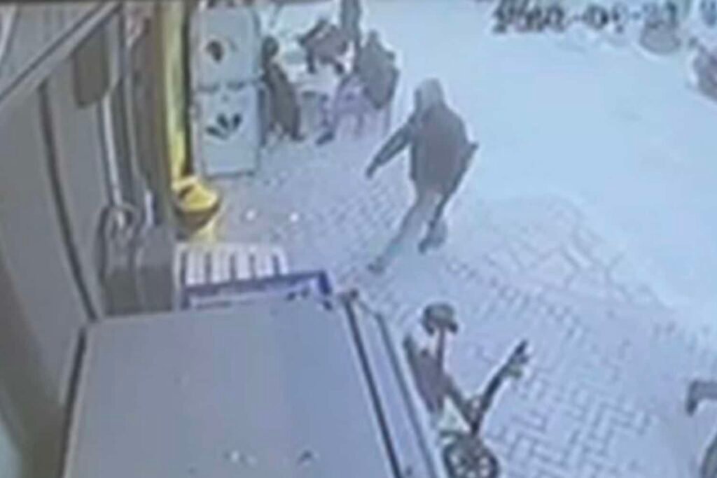 Αιτωλοακαρνανία: Βίντεο-ντοκουμέντο από ληστεία σε σούπερ μάρκετ – Ο δράστης απείλησε με καραμπίνα υπάλληλο – Lawandorder.gr