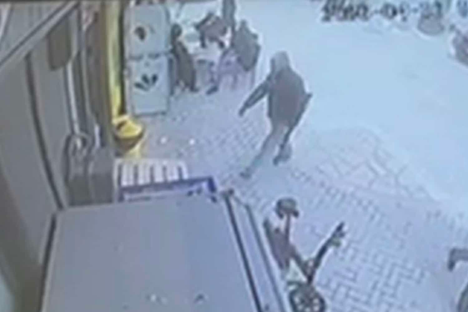 Αιτωλοακαρνανία: Βίντεο-ντοκουμέντο από ληστεία σε σούπερ μάρκετ – Ο δράστης απείλησε με καραμπίνα υπάλληλο – Lawandorder.gr