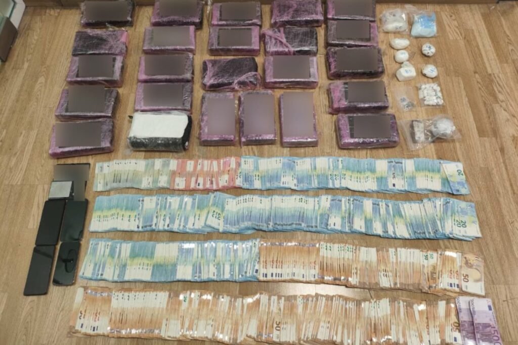 Το «ελληνικό FBI» συνέλαβε τρία άτομα για ναρκωτικά στον Πειραιά – Εντοπίστηκαν πάνω από 27 κιλά κοκαΐνης (εικόνες) – Lawandorder.gr