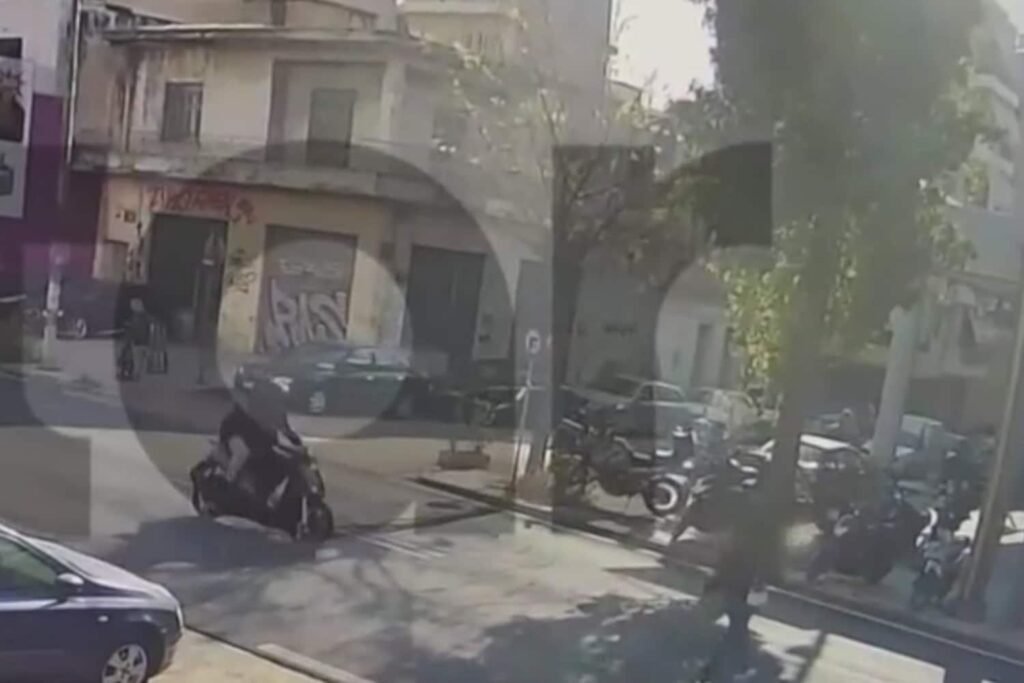 Σοκαριστική στιγμή: Μηχανή παρασύρει νεαρή στη Λιοσίων και την εγκαταλείπει – Νοσηλεύεται διασωληνωμένη με κρανιοεγκεφαλικές κακώσεις