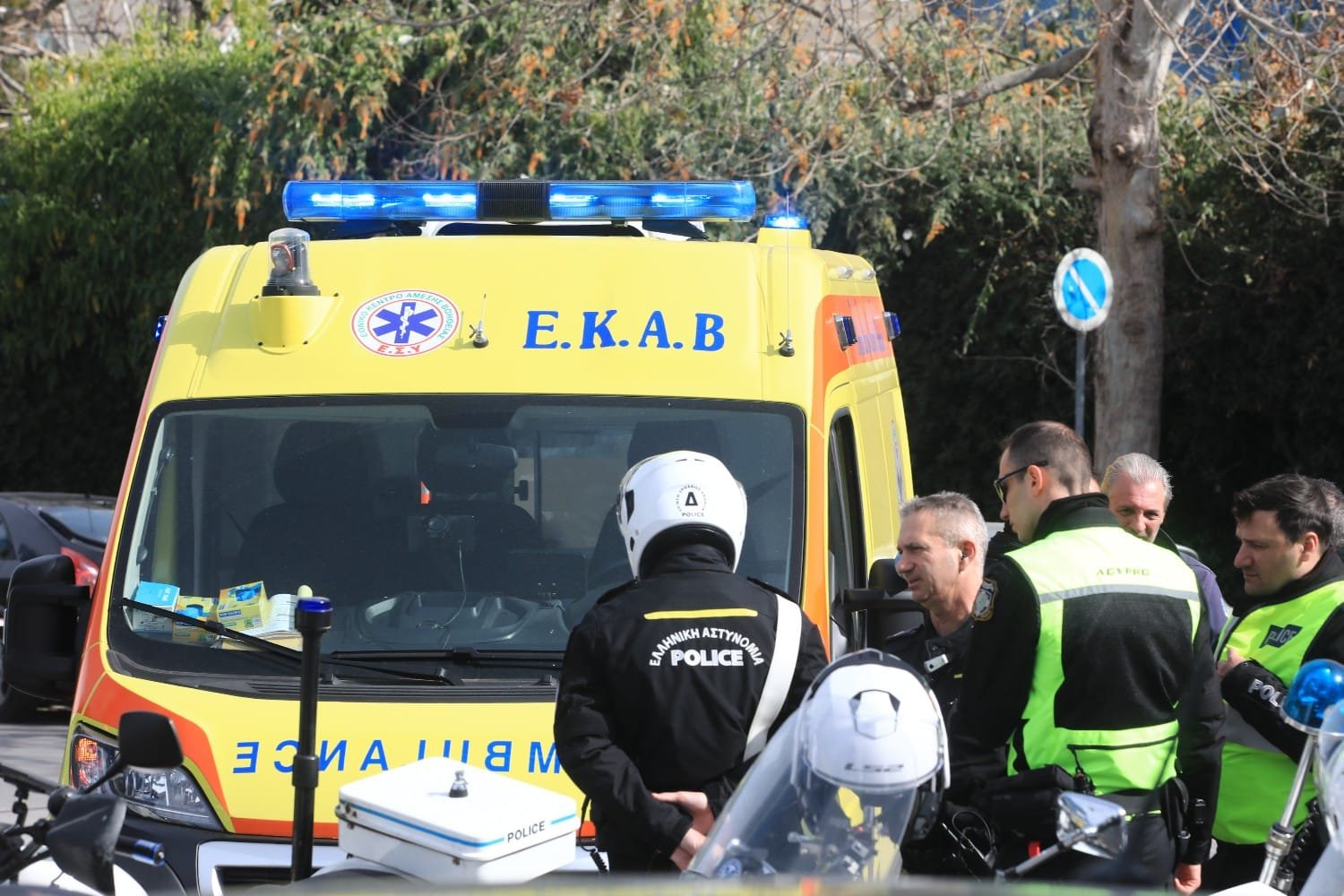 Τρεις Συλλήψεις για Σοβαρό Τροχαίο στη Λιοσίων: 16χρονη σε Κρίσιμη Κατάσταση Μετά από Παράσυρση από Μηχανή