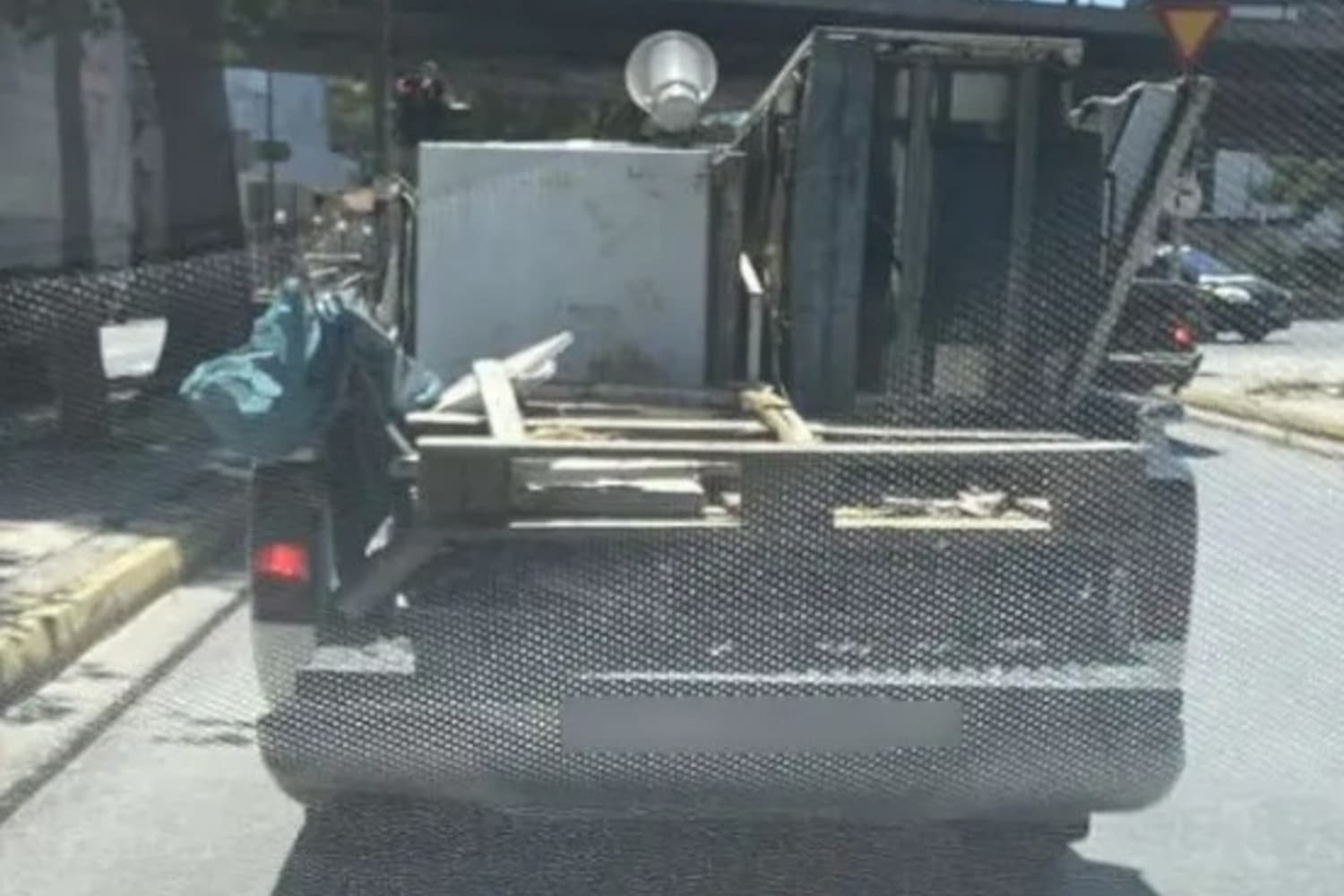 Σύλληψη 45χρονου στον Κολωνό για παράνομη απόρριψη οικοδομικών υλικών: Δράση της Ομάδας Αποτροπής Αποβλήτων