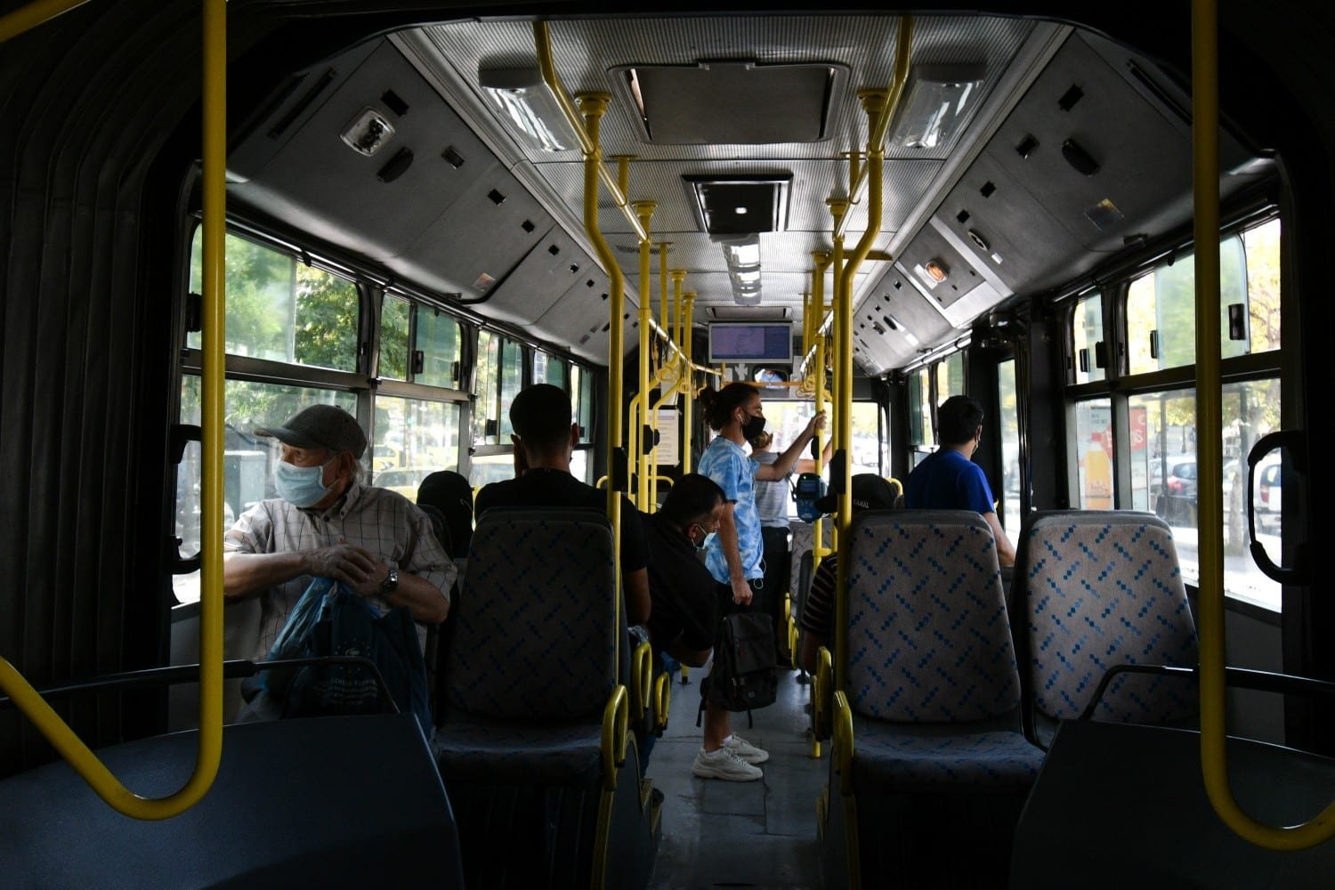 Εντιμότητα σε Δράση: Ηλικιωμένη Εντόπισε Τσάντα με 30.000€, Χρυσές Λίρες και Κοσμήματα στο Λεωφορείο – Η Συγκινητική Εξέλιξη