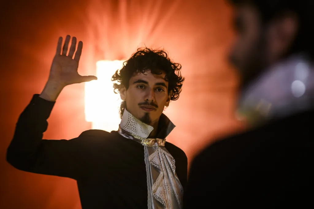 «Η Χρονιά Χωρίς Καλοκαίρι» του Γιάννη Καλαβριανού: Τελευταίες Παραστάσεις στο Θέατρο Ολύμπια