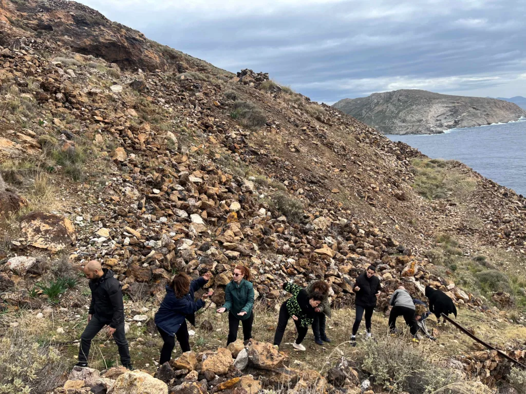 Iron Traces: Συν-δημιουργία Μιας Τoποειδικής Παράστασης Χορού στα Μεταλλεία της Σερίφου με Συμμετοχή Κατοίκων και Καλλιτεχνών