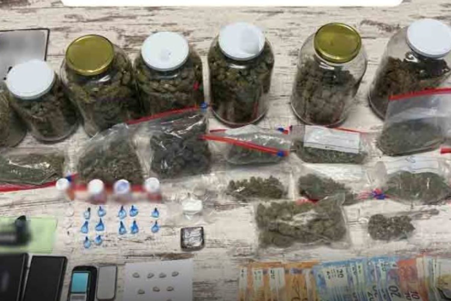 Επιτυχία της Αστυνομίας στην Κορινθία: Εξαρθρώθηκε Σπείρα Διακίνησης Ναρκωτικών – Κατασχέσεις Κάνναβης και Κοκαΐνης, Δύο Συλλήψεις