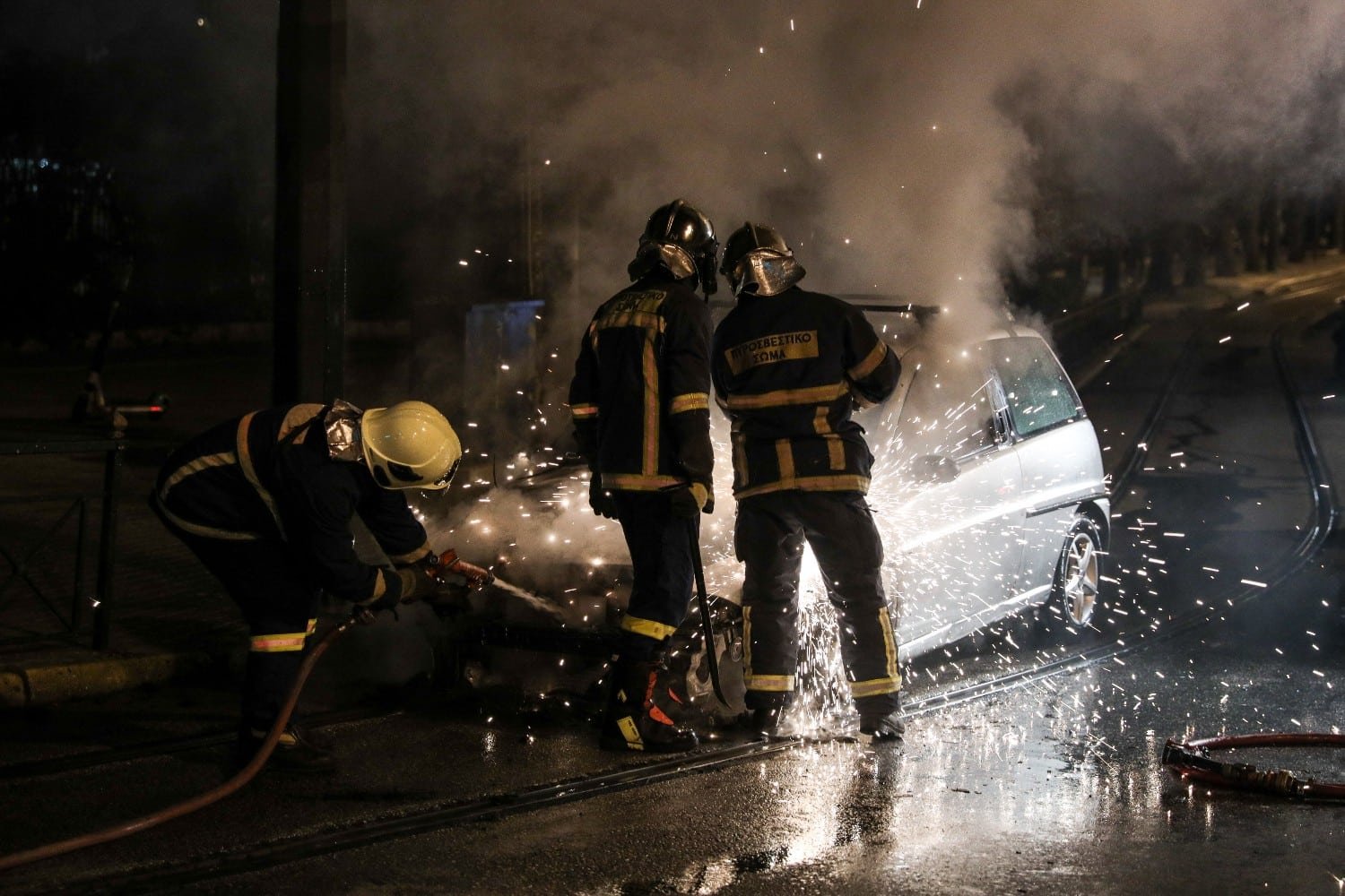 Εμπρησμός Αυτοκινήτου στη Θεσσαλονίκη: Αστυνομικοί Πρόλαβαν τη Μεγάλη Φωτιά στη Νεάπολη