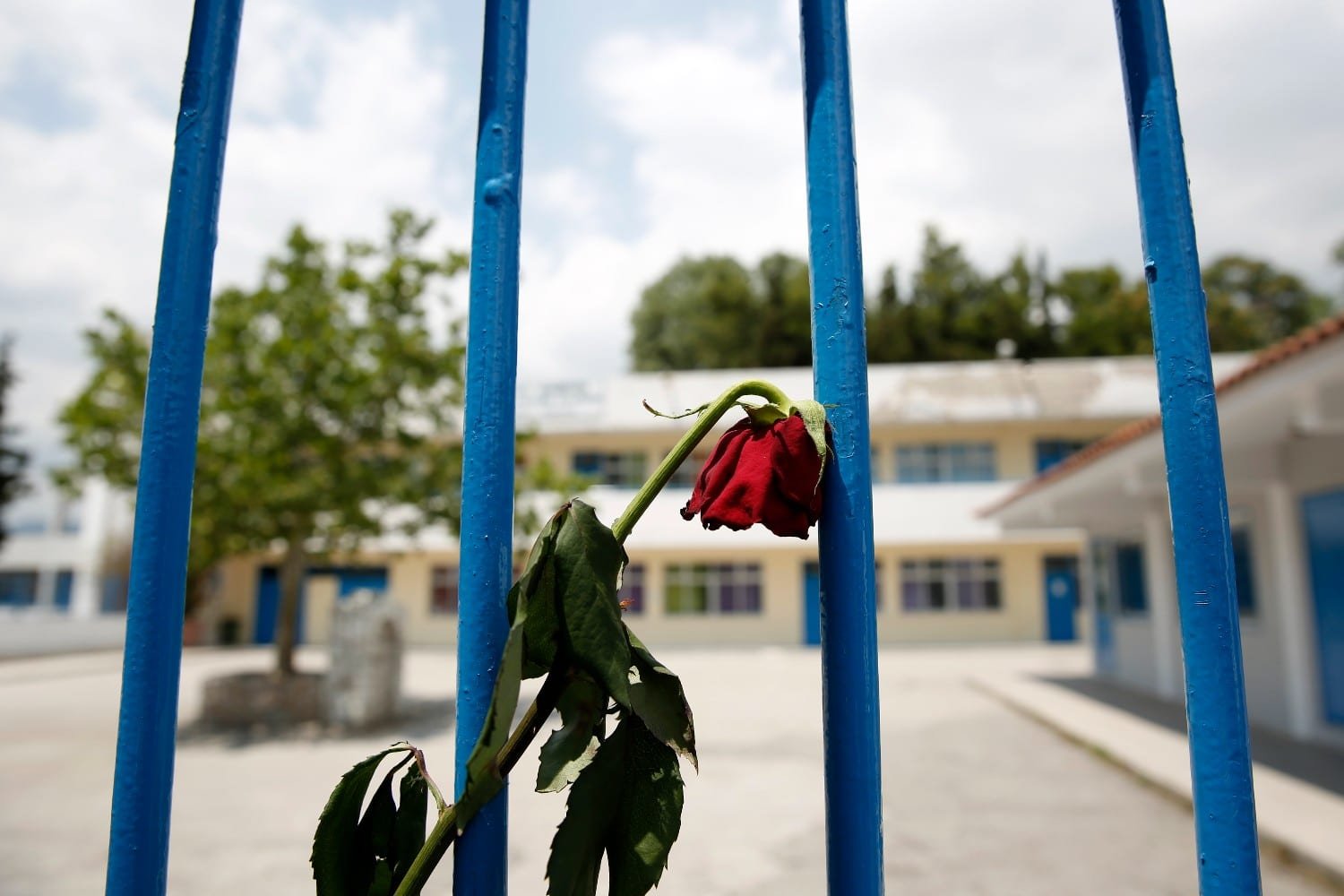 Συγκλονίζει η μητέρα του 11χρονου Μάριου στο Μενίδι: «Είδα το αίμα να τρέχει», περιγράφοντας τον θάνατο του γιου της από αδέσποτη σφαίρα σε σχολική γιορτή