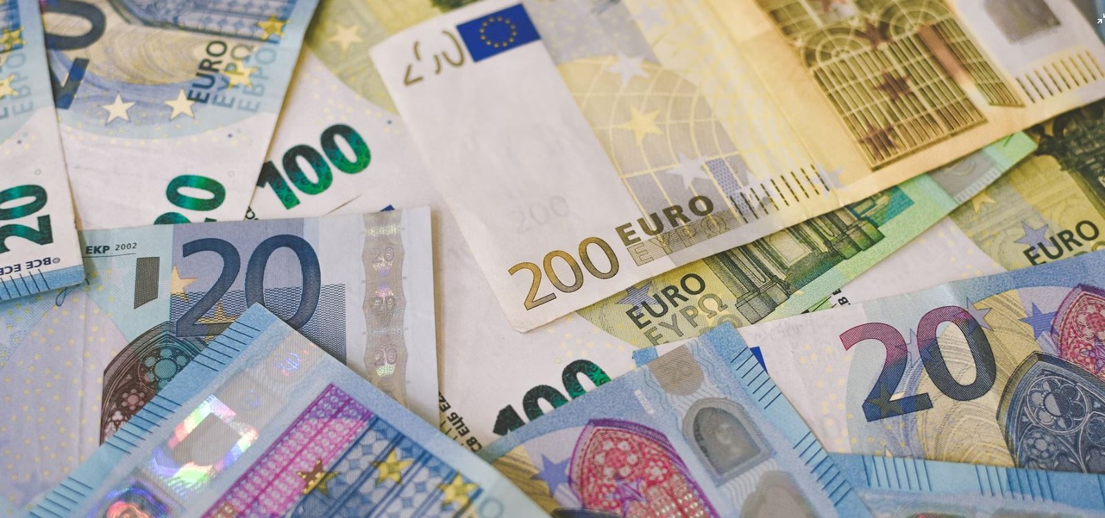 Έκθεση ΟΟΣΑ: Η Ελλάδα Είδε Μείωση στη Φορολογική Επιβάρυνση Μισθών το 2025, σε Αντίθεση με τον Μέσο Όρο του Οργανισμού