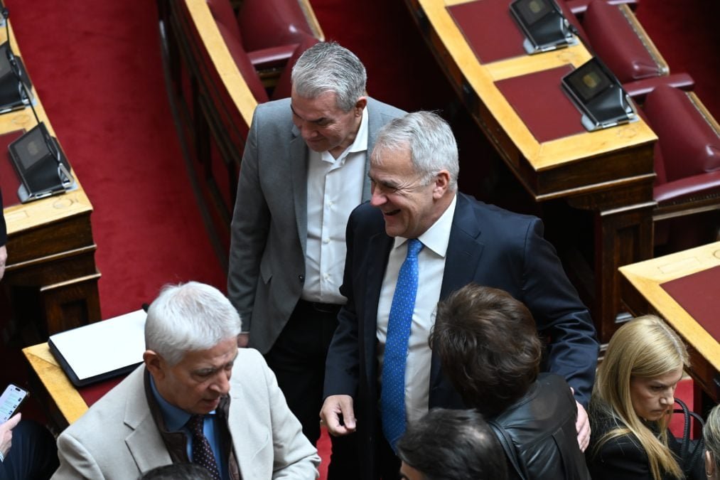 Πηγαδάκι Βορίδη με «γαλάζιους» βουλευτές στη Βουλή μετά την ψηφοφορία για την άρση ασυλίας