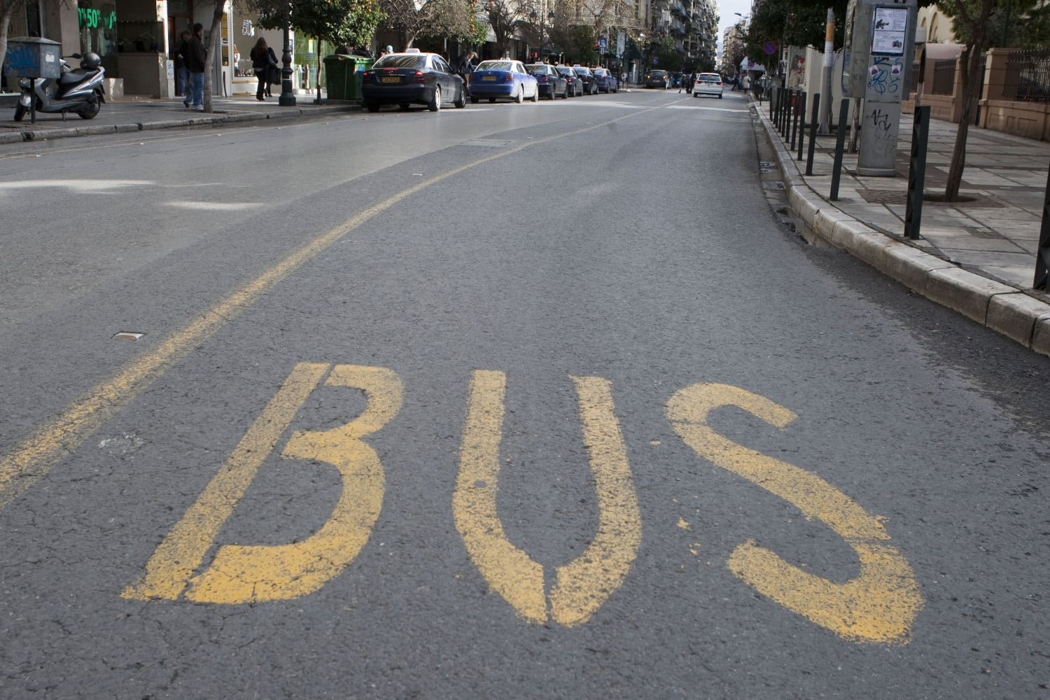 Αποσαφηνίσεις της ΕΛ.ΑΣ.: Πότε επιτρέπονται τελικά οι μοτοσικλέτες στις λεωφορειολωρίδες;