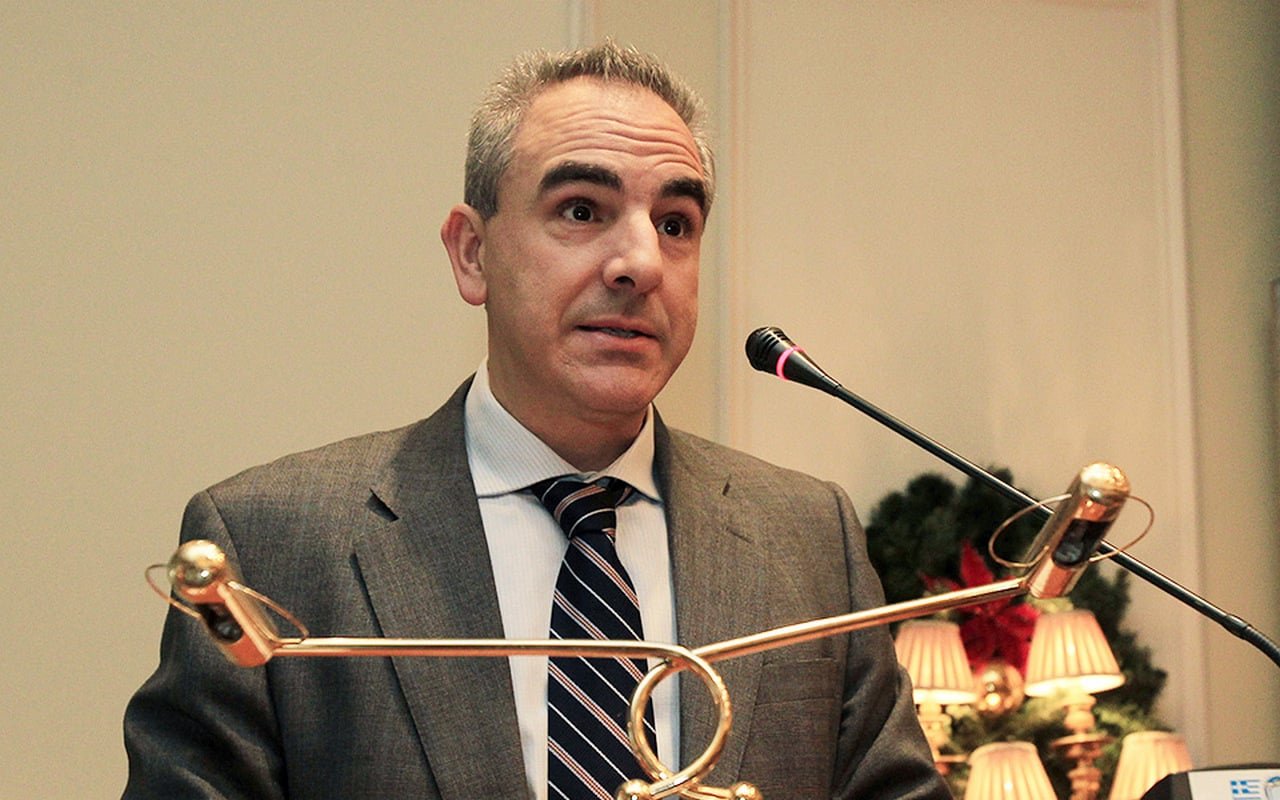 Θάνος Ντόκος στο Φόρουμ των Δελφών: Ελλάδα σε Επιφυλακή για Υβριδικές Απειλές και Συντονισμός με Διεθνείς Εταίρους