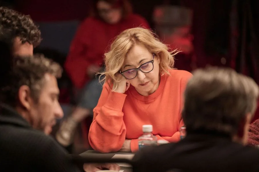 Αΐντα: Μια Ξεκαρδιστική Κωμωδία που Δεν Φοβάται να Πει τα Πράγματα με το Όνομά Τους