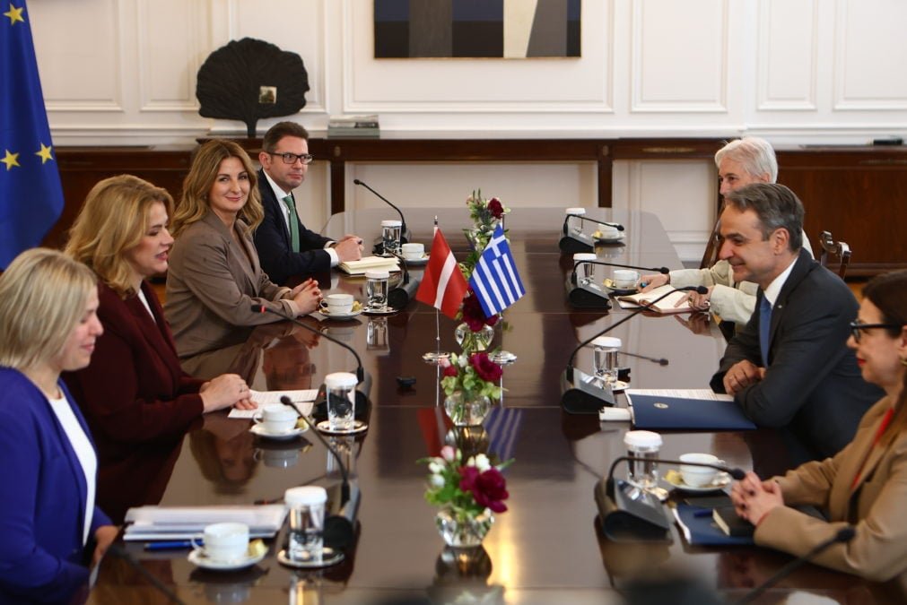 Συνάντηση Μητσοτάκη με την Πρωθυπουργό της Λετονίας: Συζητήσεις για Ευρωπαϊκά Ζητήματα και η «Βροχή» που Έφερε η Επίσκεψη