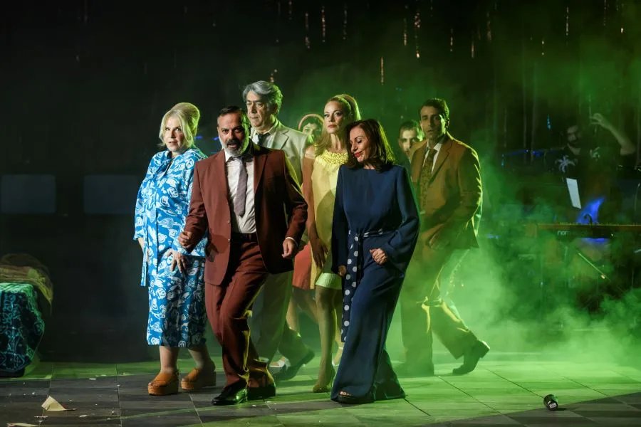 «Τζένη Τζένη»: Πρεμιέρα απόψε για τη νέα παραγωγή του Νίκου Καραθάνου που τιμά την εποχή της Φίνος Φιλμς