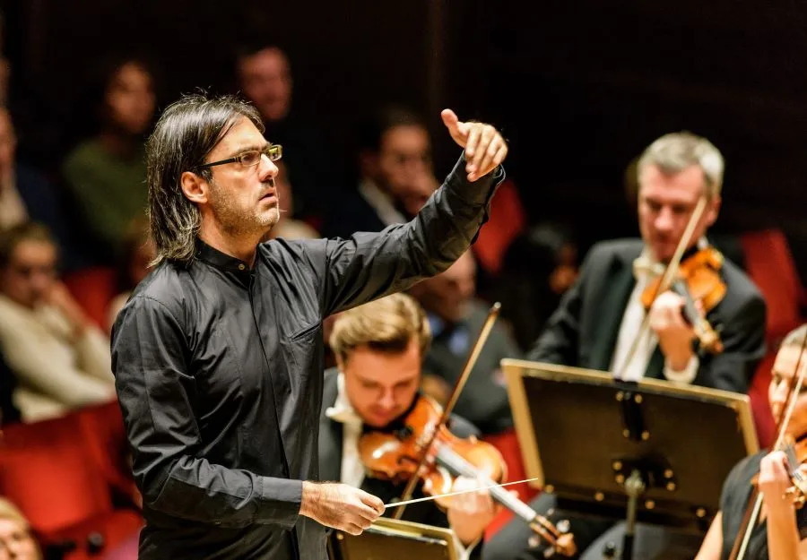 Ο Λεωνίδας Καβάκος στο πόντιουμ της Philharmonia Orchestra: Μια Συμφωνική Βραδιά Ρομαντισμού στο Μέγαρο Μουσικής Αθηνών