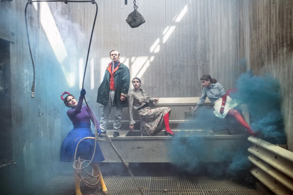 «Η Φαλακρή Τραγουδίστρια» στο Θέατρο Φούρνος: Μια Ονειρική & Σωματική Προσέγγιση στο Θεατρικό Παράλογο του Ιονέσκο