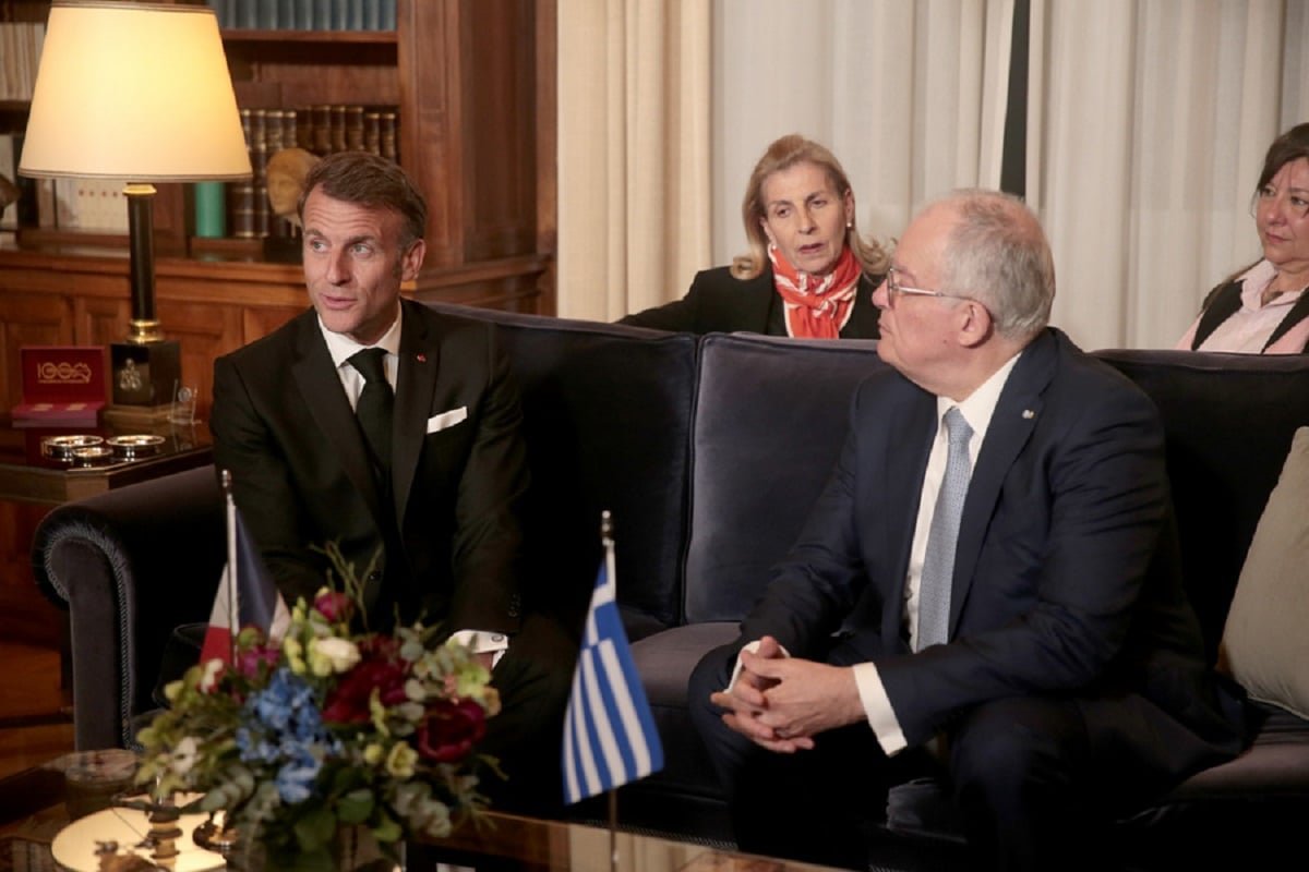 Επίσημο Δείπνο στο Προεδρικό Μέγαρο: Ο ΠτΔ Κωνσταντίνος Τασούλας Υποδέχεται τον Γάλλο Πρόεδρο Εμανουέλ Μακρόν και τη Σύζυγό του Μπριζίτ