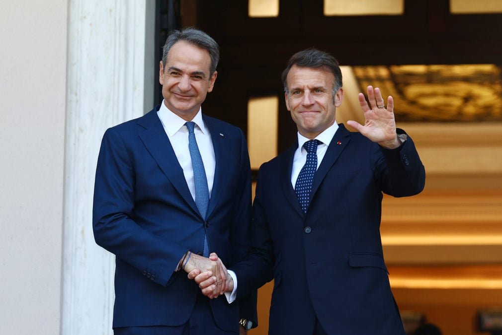 Live: Ο Πρωθυπουργός Μητσοτάκης υποδέχεται τον Πρόεδρο Μακρόν στο Μέγαρο Μαξίμου – Όλες οι τελευταίες εξελίξεις