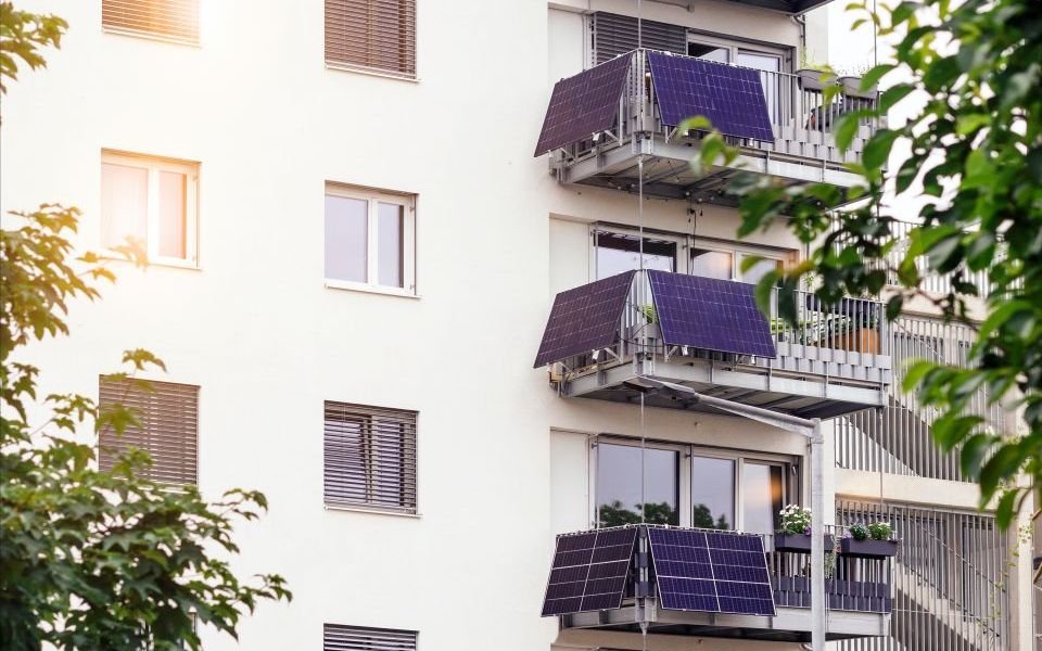 Φωτοβολταϊκά στα Μπαλκόνια: Η Ελληνική Αγορά Υιοθετεί τη Νέα Τεχνολογία για Φθηνότερο Ρεύμα