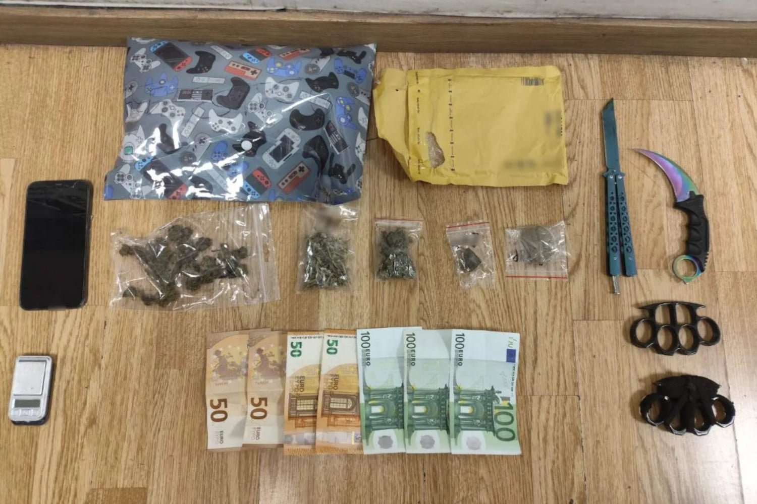 Αθήνα: 19χρονος συνελήφθη για ναρκωτικά και όπλα – Εντοπίστηκαν σιδερογροθιές και μαχαίρια στην κατοχή του