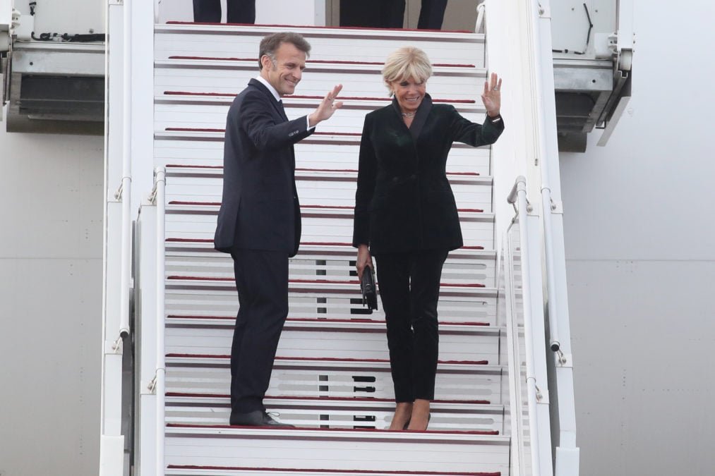 Συγκινητικός Αποχαιρετισμός: Ο Εμανουέλ Μακρόν με το χέρι στην καρδιά φεύγει από την Αθήνα – Η «Ελλάς-Γαλλία Συμμαχία» σε πρώτο πλάνο