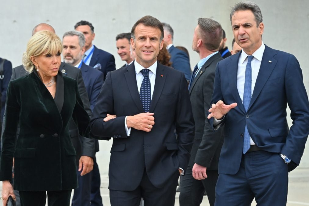 Μακρόν και Μητσοτάκης ξεναγήθηκαν στην έκθεση «Αναζητώντας την Ανατολή – Διασταυρούμενες πορείες αρχαιολόγων» στην Εθνική Βιβλιοθήκη