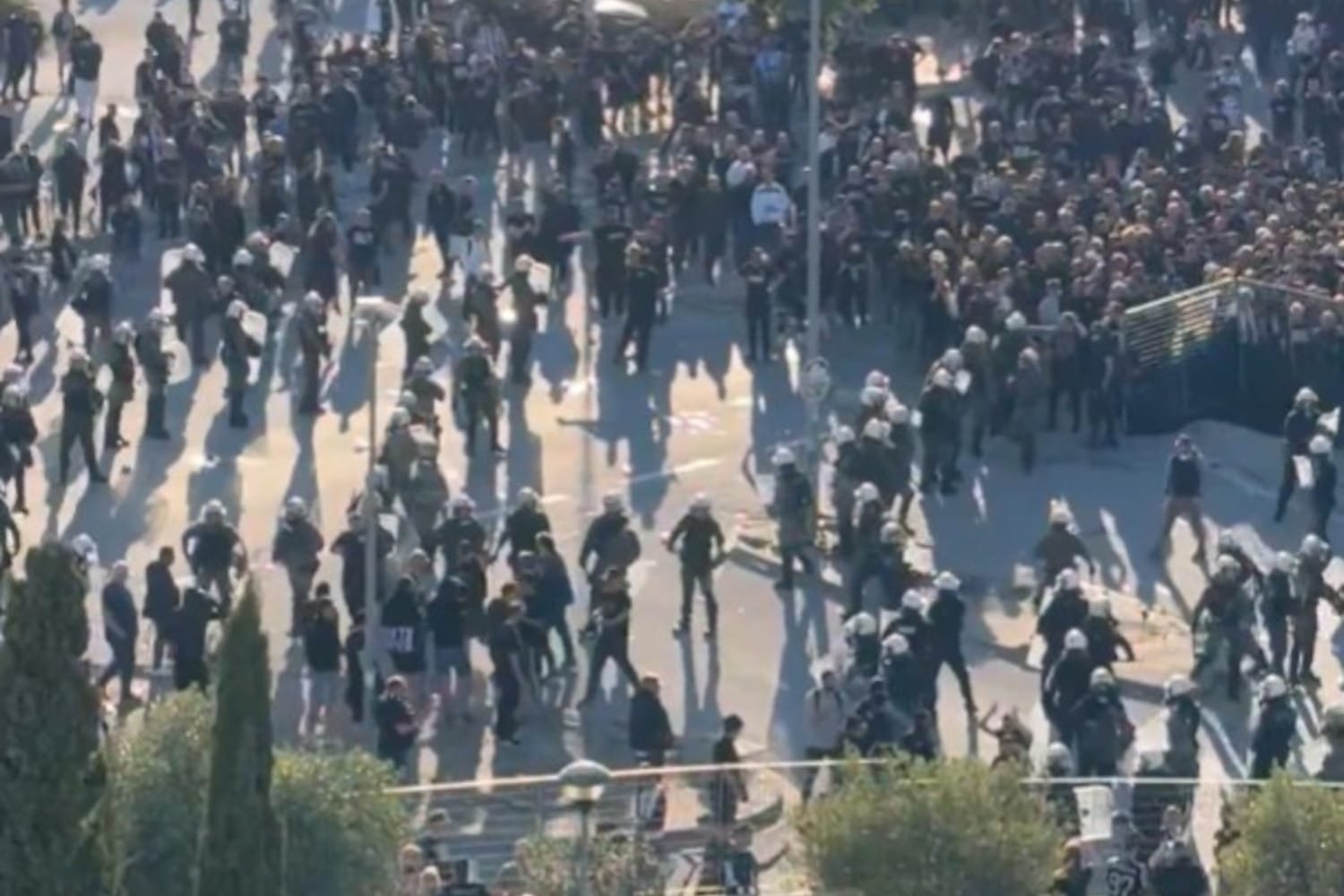Βόλος: Σύντομη ένταση μεταξύ αστυνομίας και οπαδών του ΠΑΟΚ στο Πανθεσσαλικό λίγο πριν τον τελικό Κυπέλλου (video)