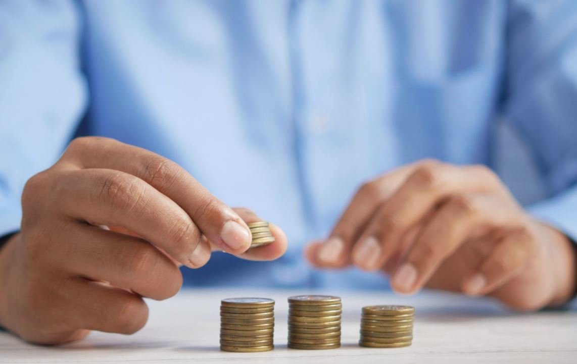 Εντυπωσιακή Άνοδος στο Διαθέσιμο Εισόδημα Νοικοκυριών το 2025: Τι Αποκαλύπτει το Οικονομικό Επιτελείο