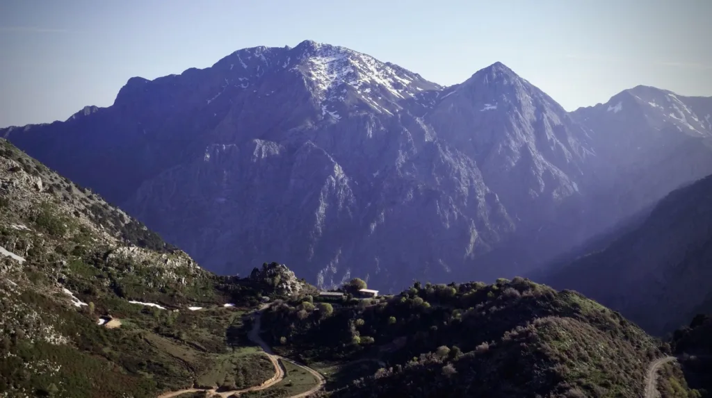 «Λευκά Όρη»: Το Βραβευμένο Ντοκιμαντέρ της Κρητικής Αντίστασης Έρχεται στην Ταινιοθήκη της Ελλάδος