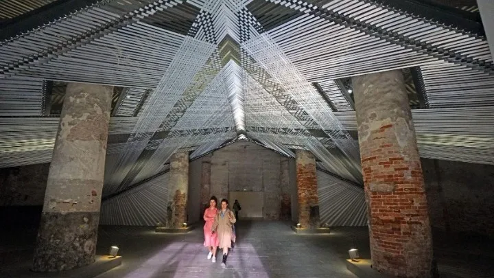 Μπιενάλε Βενετίας: Μη απονομή βραβείων σε καλλιτέχνες από χώρες υπό διεθνή έρευνα για εγκλήματα πολέμου