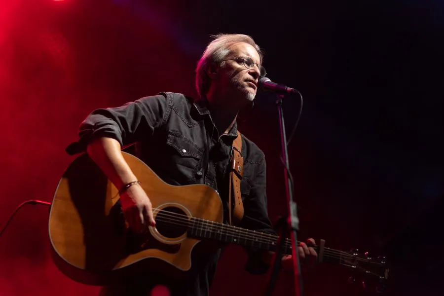 Μίλτος Πασχαλίδης: Προστέθηκε Δεύτερη Συναυλία στο Θέατρο Βράχων – Μια Διπλή Γιορτή Μουσικής!