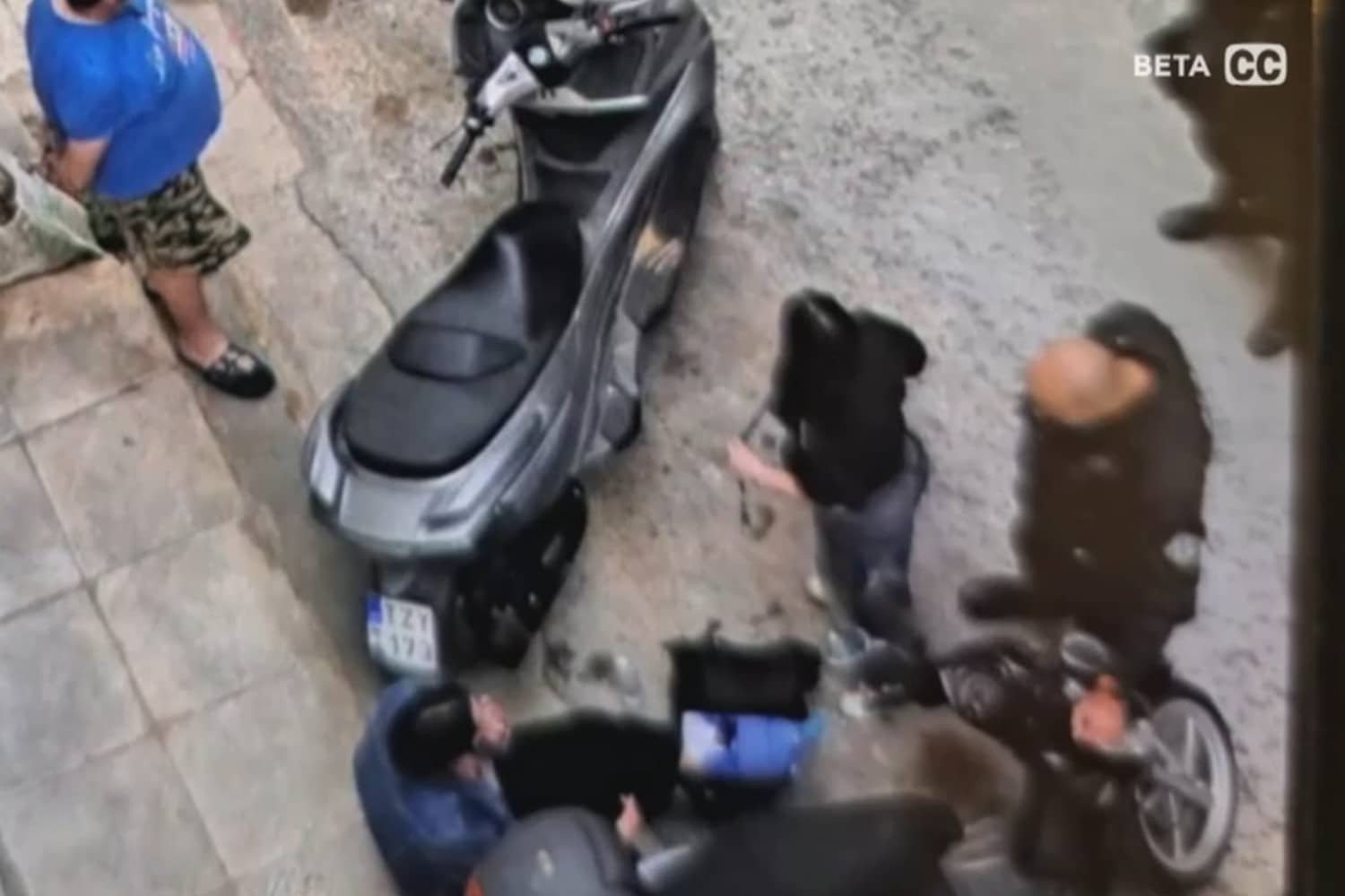 Σοκ στο Παγκράτι: Νεαρή αθλήτρια υπέστη κάταγμα στο πόδι μετά από άγρια επίθεση επειδή… πάρκαρε (βίντεο)