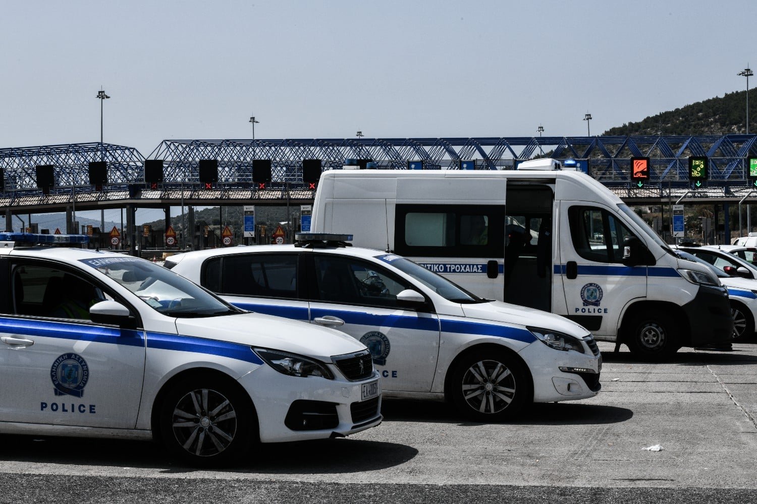 Ένταση στην Εθνική Οδό Αθηνών-Λαμίας: Άγριος καβγάς ζευγαριού στο πλάι του δρόμου – Εμπλοκή της αστυνομίας και αίσιο τέλος