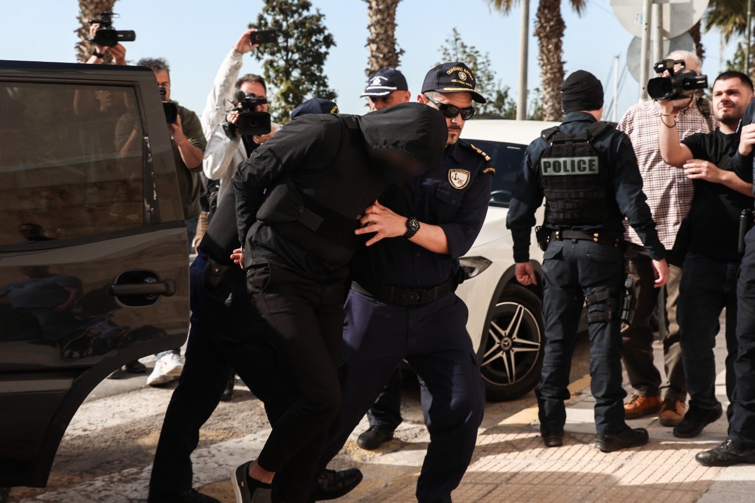 Άγιος Δημήτριος: Στον ανακριτή με αλεξίσφαιρο και κουκούλα ο 20χρονος που ομολόγησε τη δολοφονία του γιου αξιωματικού της ΕΛ.ΑΣ. – Η υπερασπιστική γραμμή