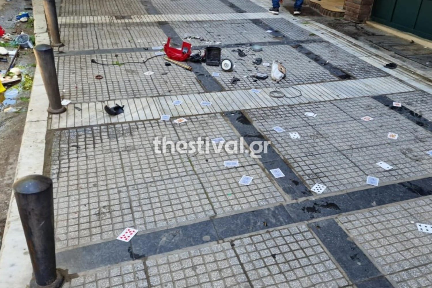 Σοκ στη Θεσσαλονίκη: Ανήλικος εκσφενδονίζει αντικείμενα από 6ο όροφο πολυκατοικίας – Συγκλονιστικές μαρτυρίες (βίντεο)