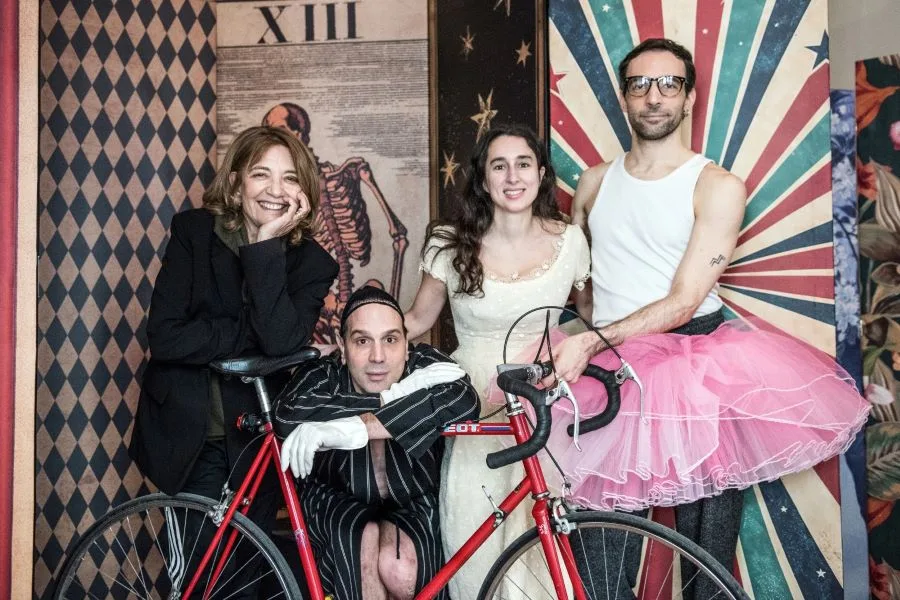 «Στο Θέατρο»: Η Μαγεία της Σκηνής Ζωντανεύει στο FOUGARO ARTCENTER Ναυπλίου με την παράσταση της Όλιας Λαζαρίδου